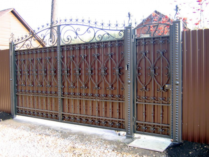 Копейчанин за пару дней украл забор и кованые ворота