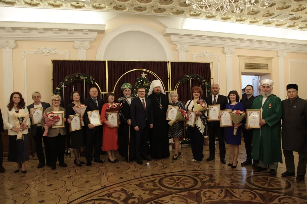 Губернатор вручил премию в области национальной политики