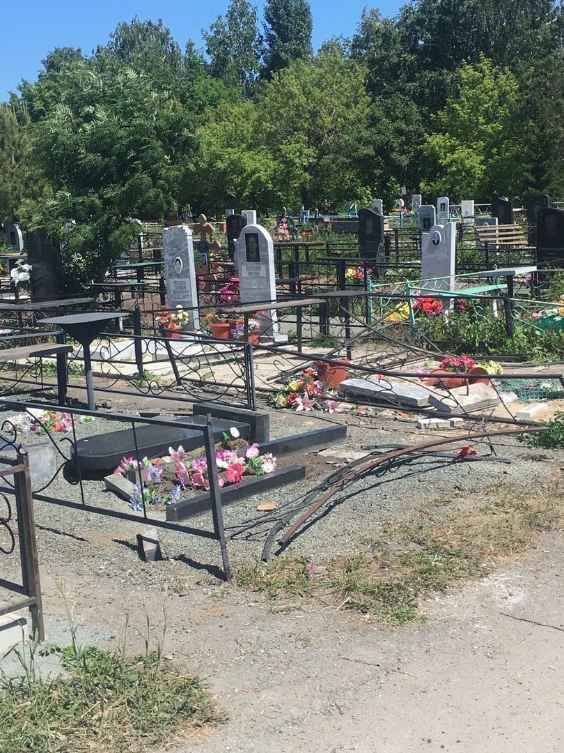 На копейском кладбище вандалы сломали памятники