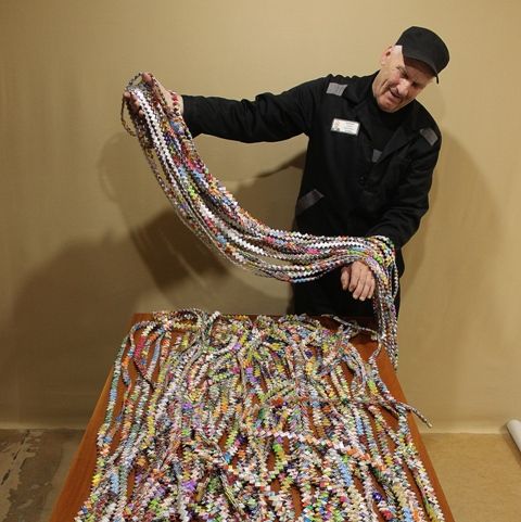 Осужденный ИК-1 сплел 150-метровую гирлянду из конфетных фантиков