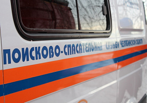В Челябинской области спасатели сняли с козырька тело 26-летнего парня
