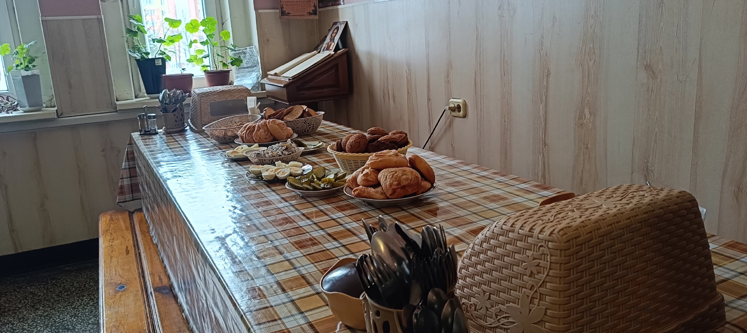 В Копейске при храме открылась столовая для пожилых людей