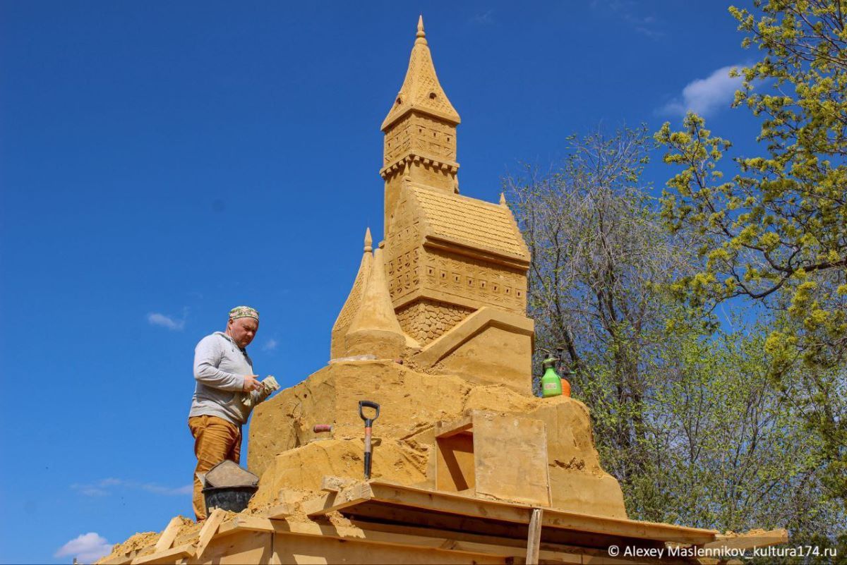 В парке Челябинска началось создание песчаных скульптур