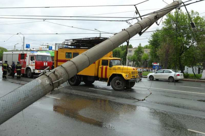 В Челябинске на дорогу упал столб электроопоры