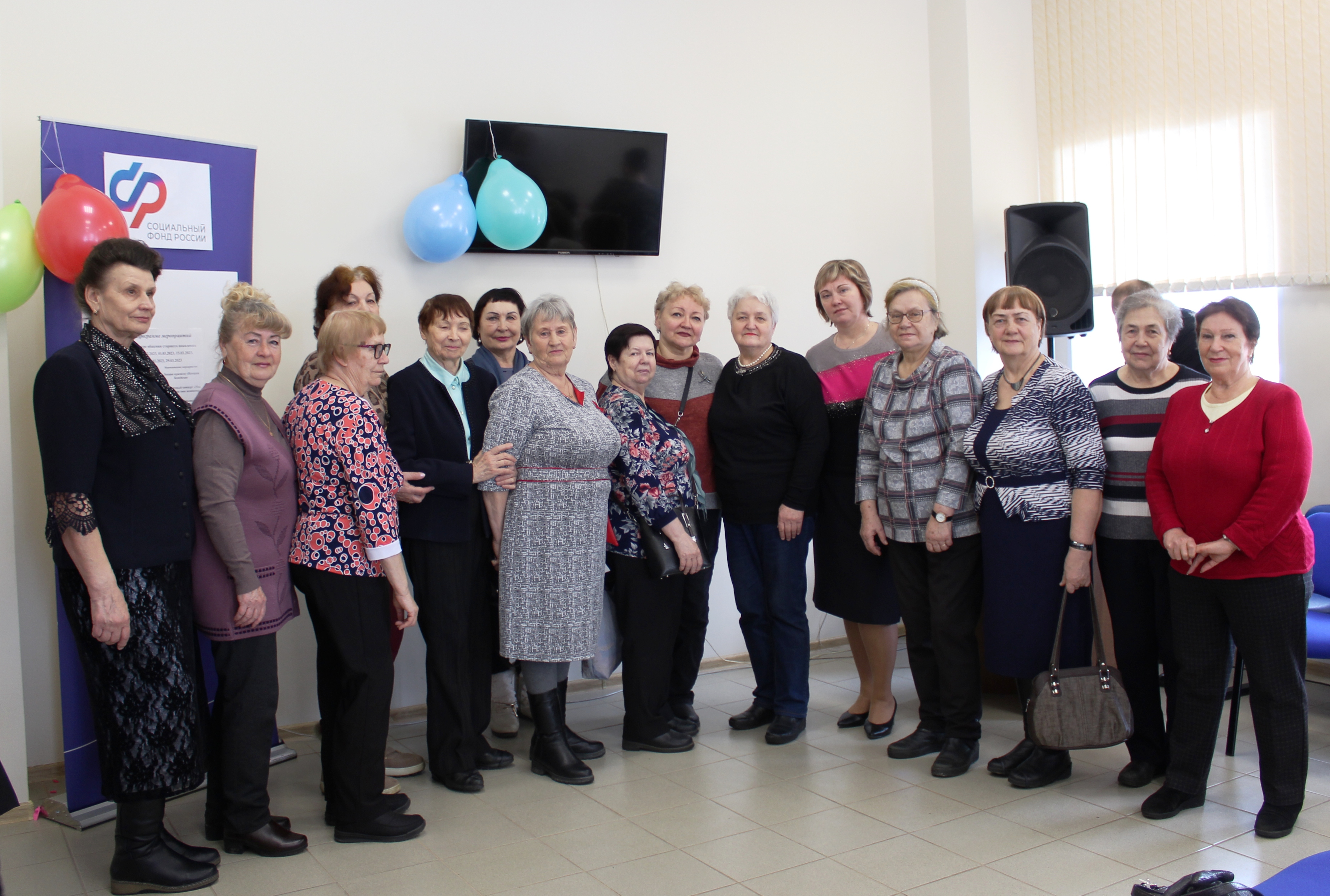В Центре общения старшего поколения ОСФР по Челябинской области поздравили южноуральских женщин