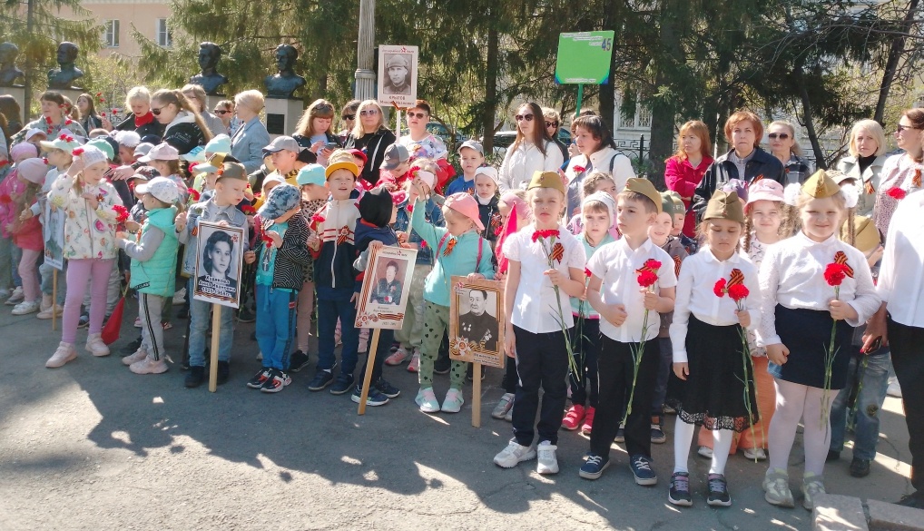 Сегодня в 10:00, в Сквере Павших героев прошла акция «Цветы на граните» с воспитанниками детских садов Копейска
