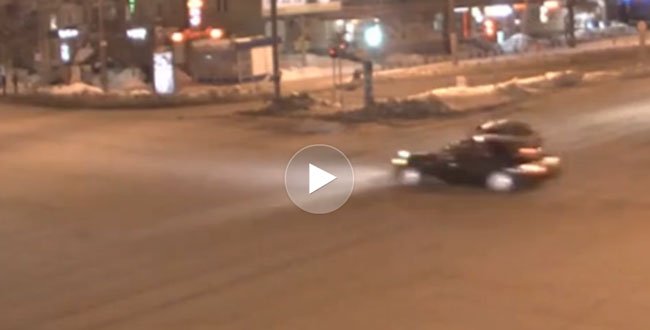 На видео самой дорогой аварии Челябинска видно, как водитель ВАЗа проехал на красный