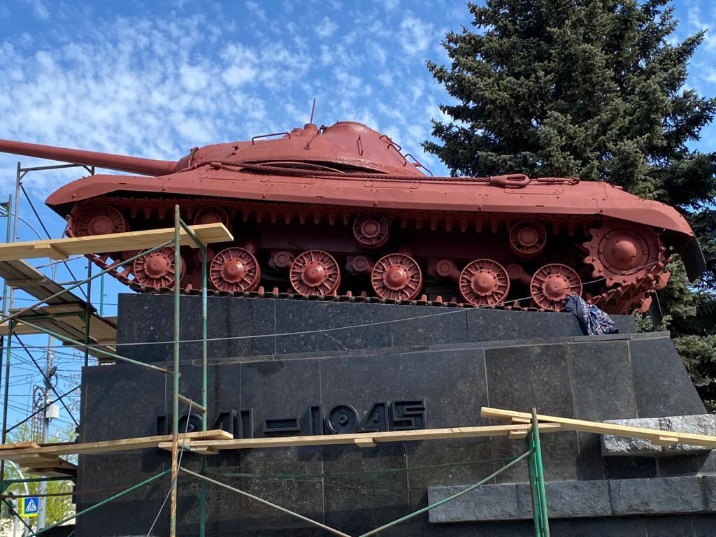 Южноуральцев удивил розовый танк на Комсомольской площади