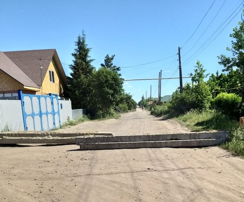 Жители Железнодорожного самовольно перекрыли проезд бетонными балками