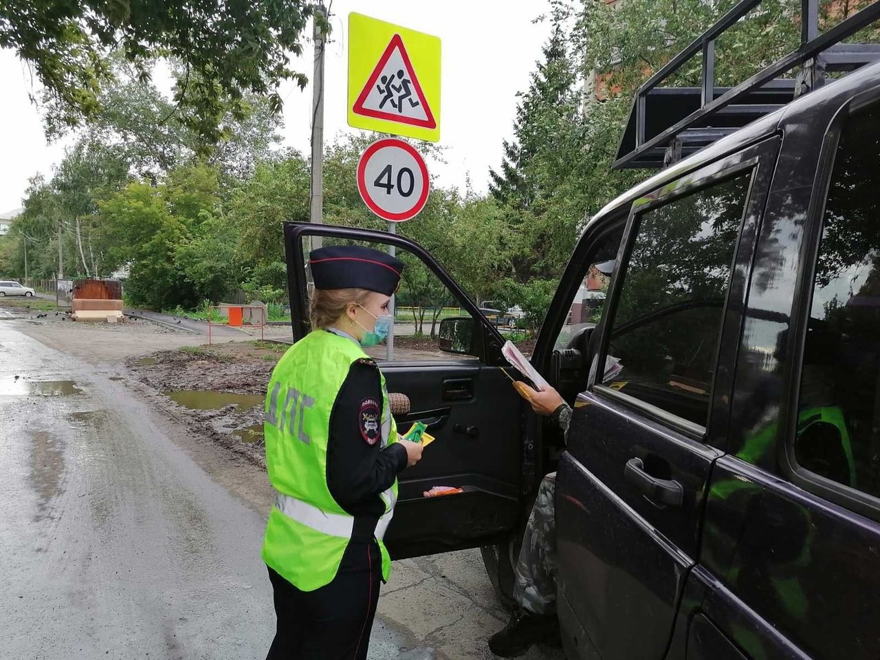 В ходе рейда сотрудники ГИБДД оштрафовали двух автомобилистов за отсутствие детских кресел