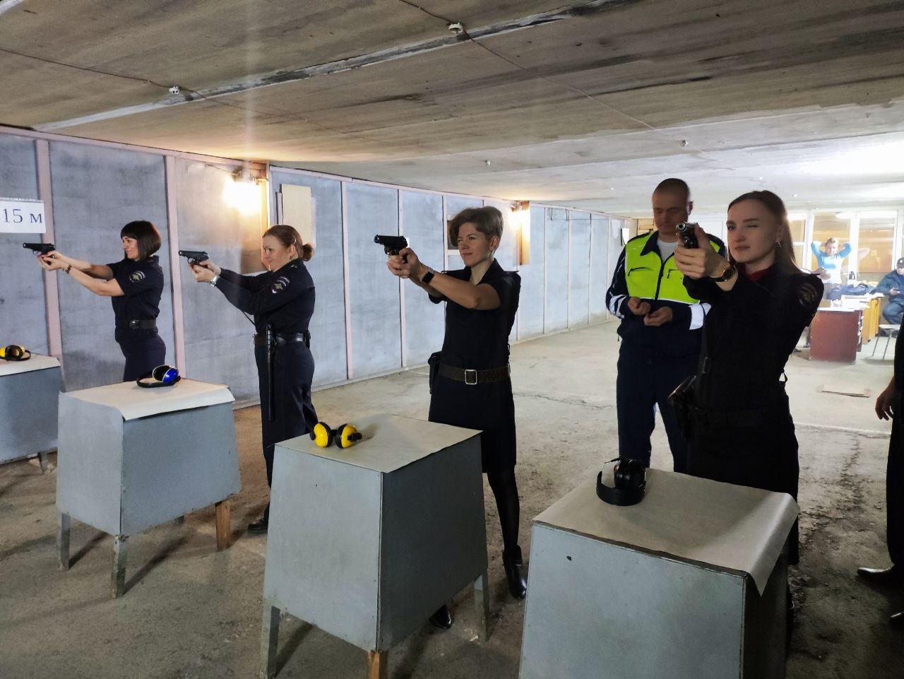 Соревнования по стрельбе среди женщин-полицейских в городе Копейске