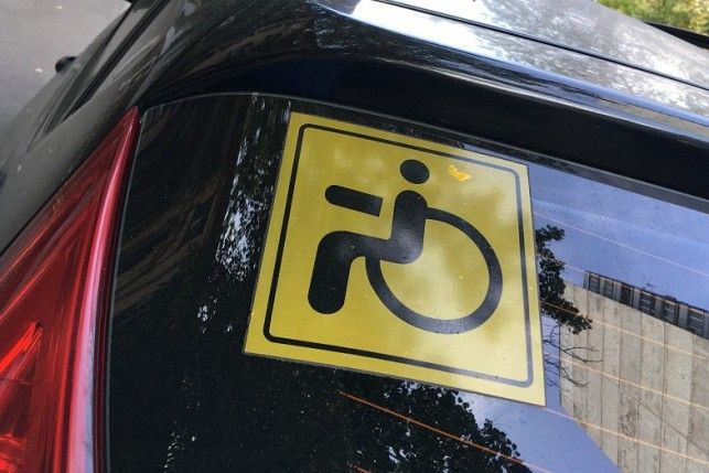 В Челябинске от оперного театра эвакуировали машины со знаком «инвалид»