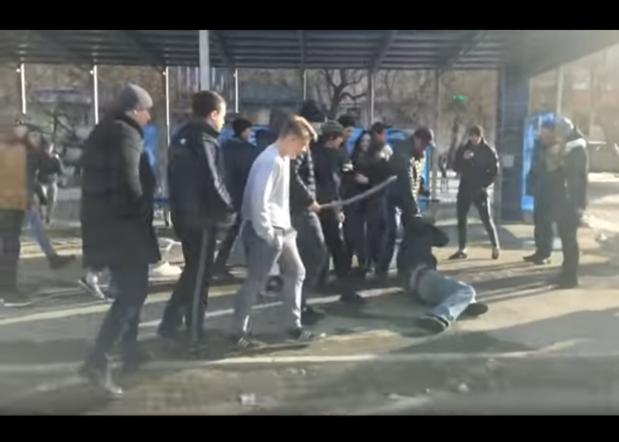 Подростки жестоко избили мужчину на остановке в Челябинске