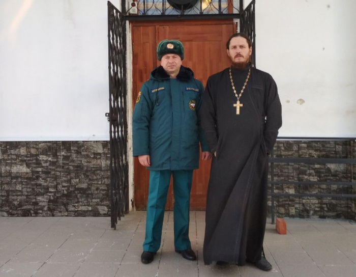 С безопасным Рождеством! Пожарные Копейска всю ночь дежурили в православных храмах