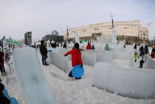В Челябинске начали убирать новогоднюю атрибутику