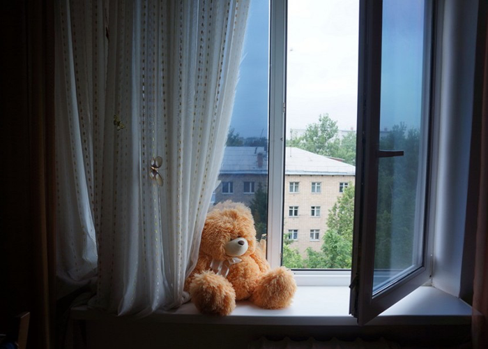 В Челябинской области двухлетний малыш выпал из окна шестого этажа 