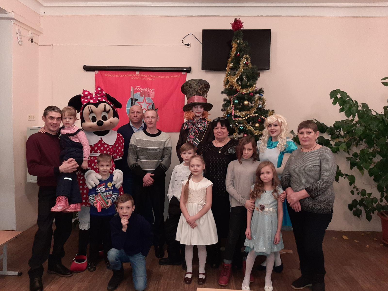 Депутат городского Собрания стал спонсором новогоднего праздника для одаренных и активных ребят
