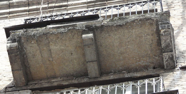 Кусок балкона снова упал в Челябинске
