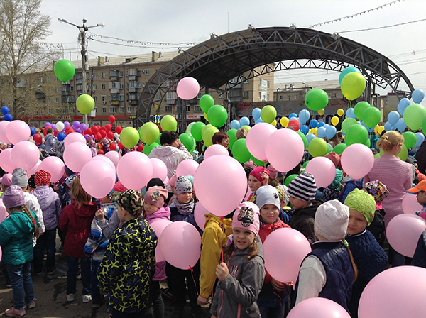 Празднику – салют! Более тысячи шаров выпустили в небо детсадовцы Копейска. Фото и видео