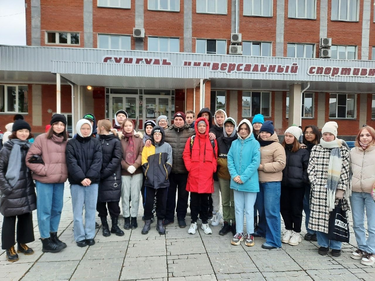 В Снежинске ученики пришли проводить мобилизованного классного руководителя