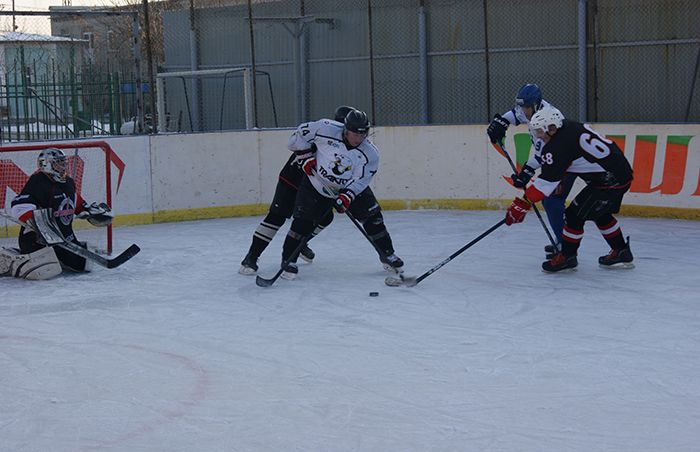 Счет - 24:14. Ветераны хоккея из Копейска и Челябинска сыграли с заключенными ИК-15