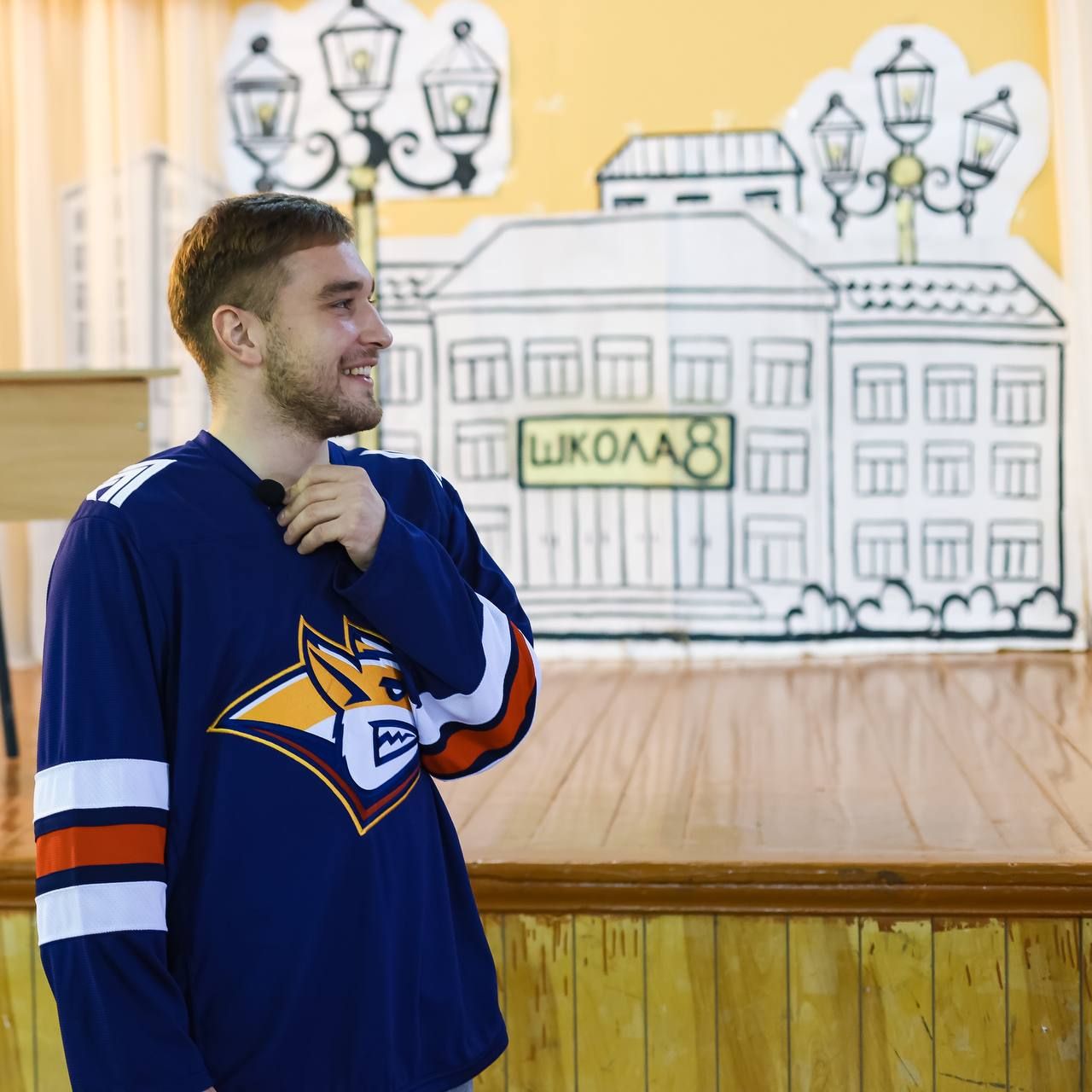Нападающий «Металлурга» Егор Коробкин посетил родную школу в Магнитогорске в рамках проекта «Урок хоккея КХЛ»