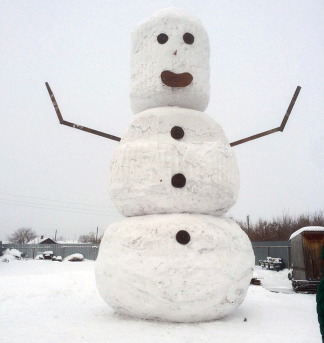 Студенты из Челябинска слепили 8-метрового снеговика