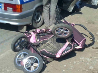 Иномарка сбила женщину с ребенком на пешеходном переходе