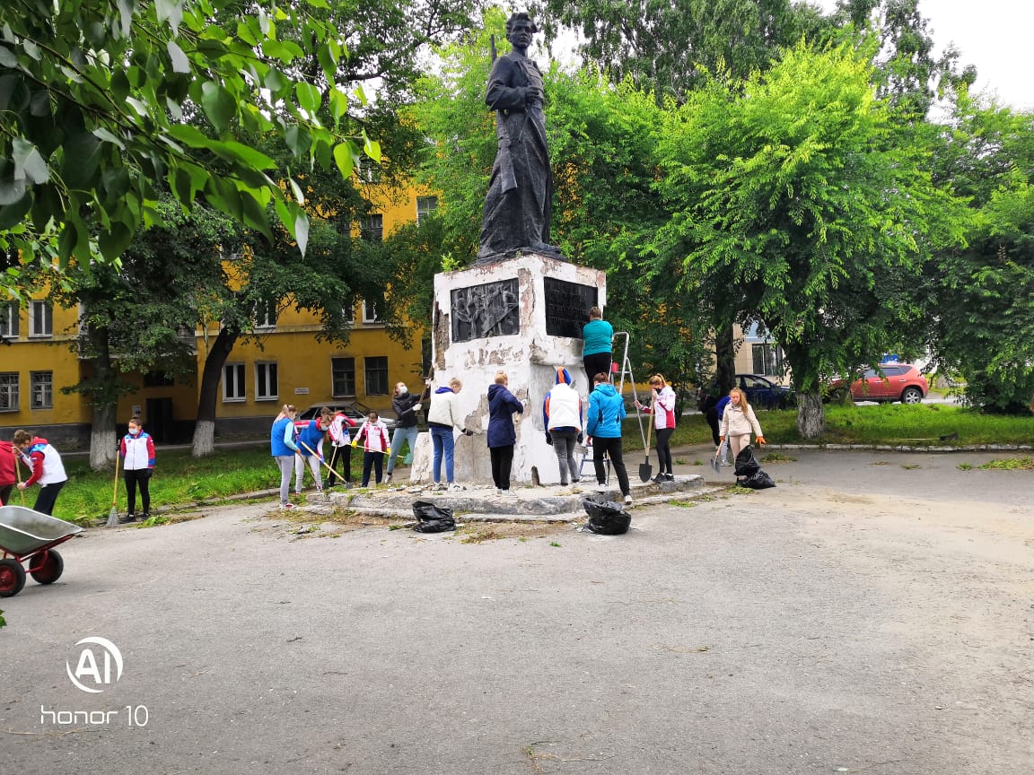 Ватерполистки «Уралочки» взяли шефство над памятником в Златоусте