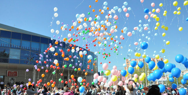 Копейчане запустили в мирное небо более 700 воздушных шаров!