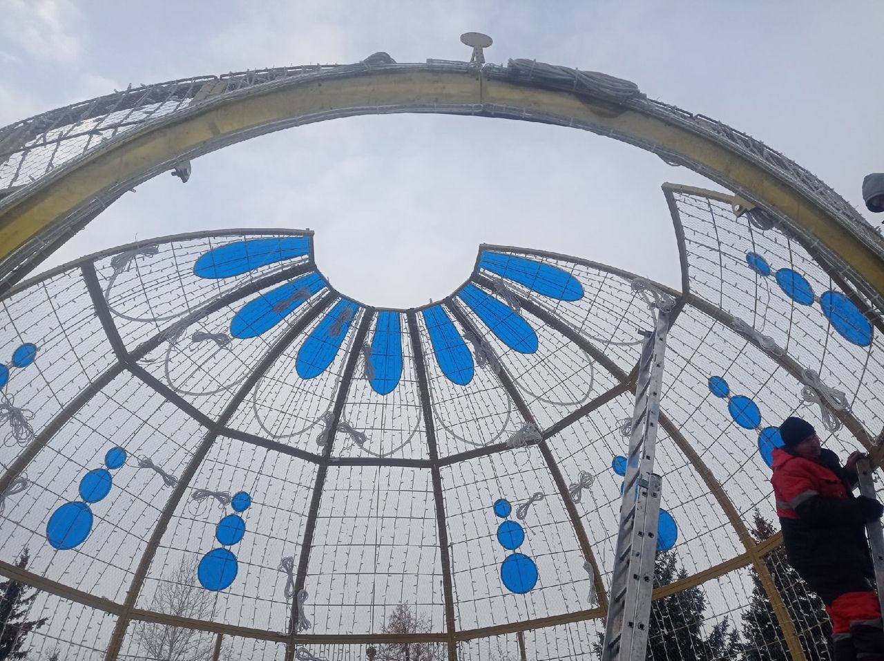 Светящийся шар устанавливают на площади Трудовой Славы