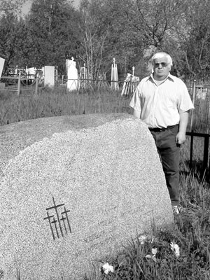 Гранитный камень на кладбище в Потанино