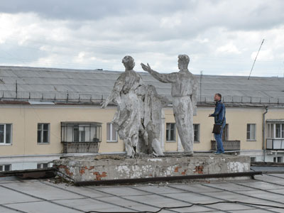 Скульптурный ансамбль на крыше ДК имени Кирова отремонтируют к предстоящему Дню города