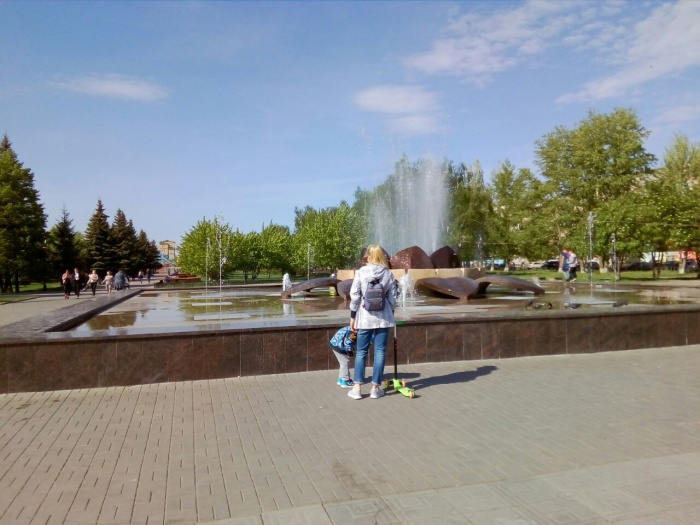 В Копейске малолетних вандалов заставили отмывать фонтан