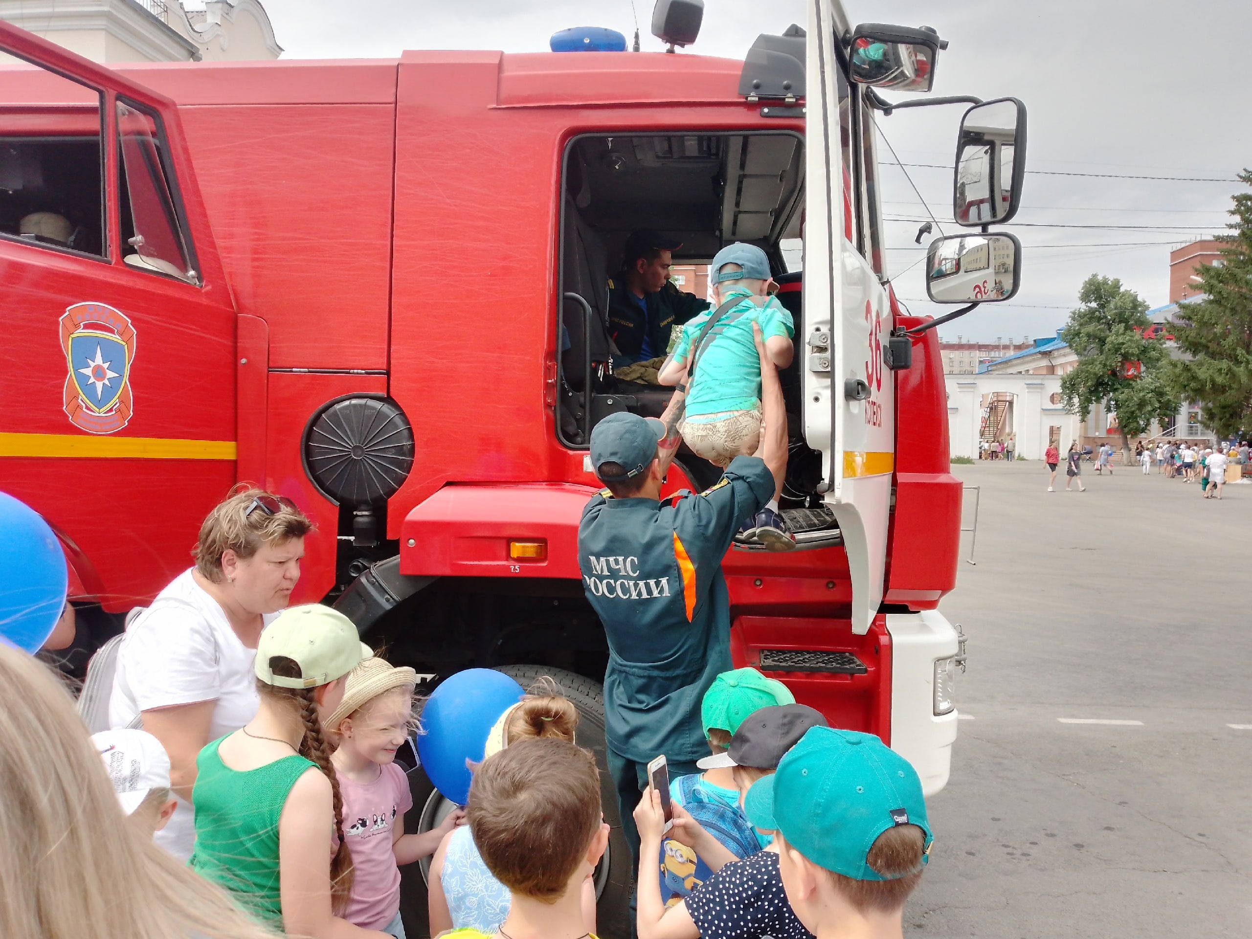 Пожарные в День города показали технику и экипировку