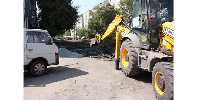 Ремонтируют дороги по улице Жданова