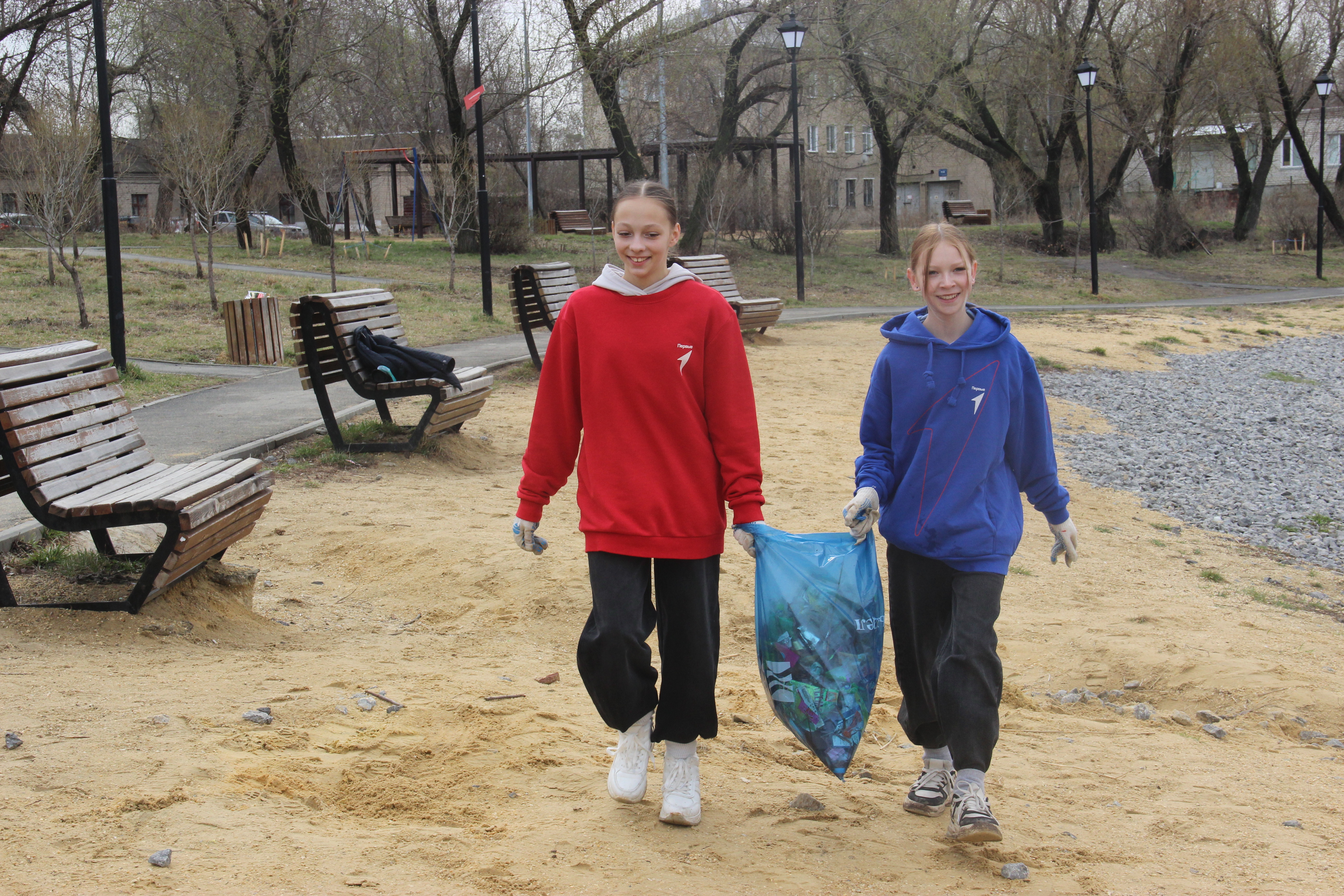 Волонтёры навели порядок у пруда Вагановка в Копейске