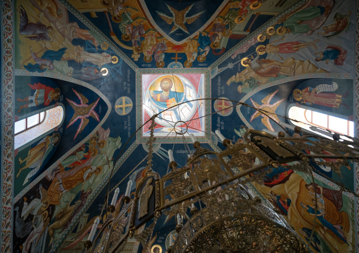 К Пасхе в Карабаше завершат роспись верхнего придела храма Иоанна Златоуста