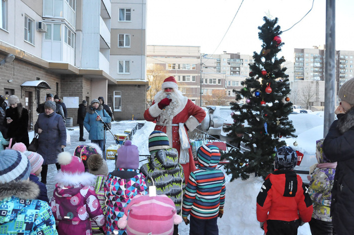 Дед Мороз и Снегурочка приглашают копейчан на праздники двора