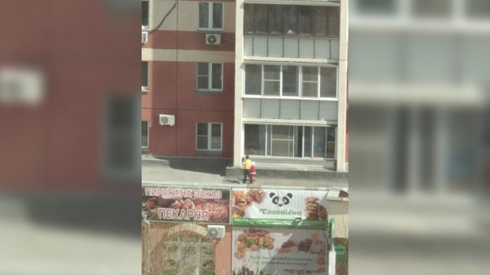 Страшно смотреть! Двоих малышей обнаружили гуляющими на крыше в Челябинске 