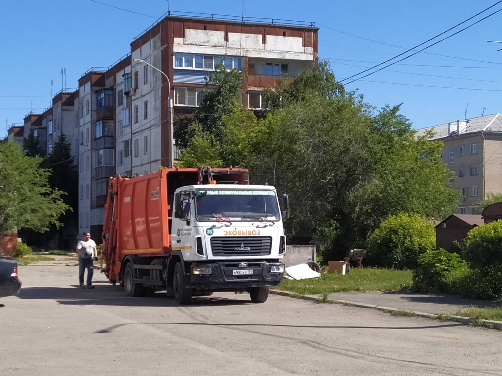 Андрей Фалейчик потребовал от ЦКС вывести на линию больше мусоровозов