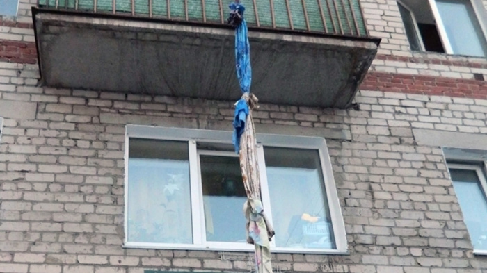 В Магнитогорске нетрезвый мужчина сорвался с 4 этажа, спускаясь на простынях