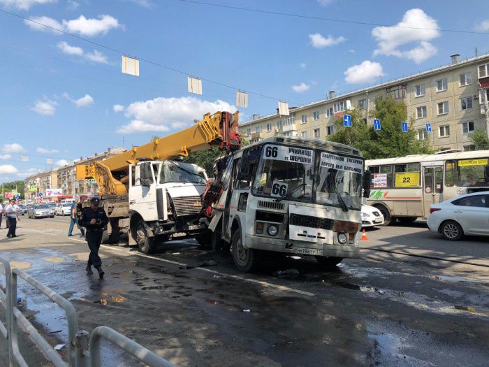 Из-за аварии с краном в Челябинске закроют движение большегрузов в дневное время
