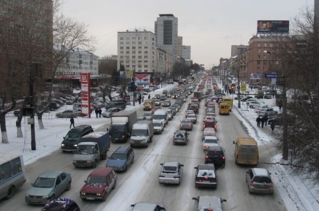 Челябинск встал в 9-балльные пробки после снегопада