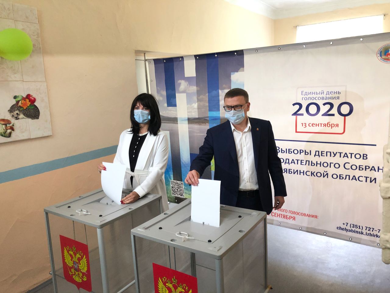 Алексей Текслер с супругой Ириной приехали проголосовать в родную школу губернатора 