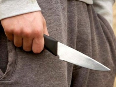 В Копейске мужчина по пьяной лавочке бросился с ножом на сожительницу