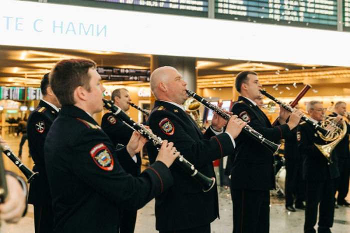 Полицейские устроили новогодний музыкальный флешмоб в аэропорту Внуково. Видео