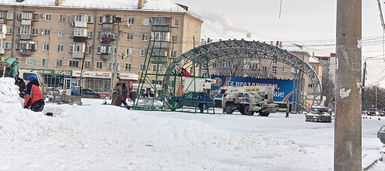 В Копейске устанавливают главную ёлку