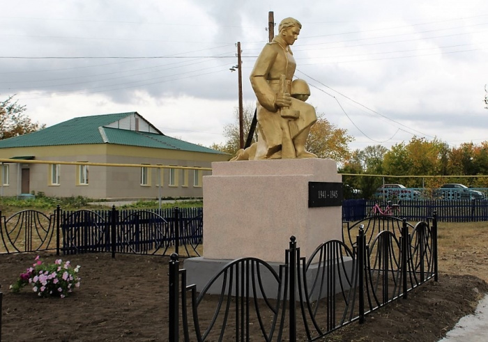 Школьники восстановили мемориал героям Великой Отечественной войны на грант РМК