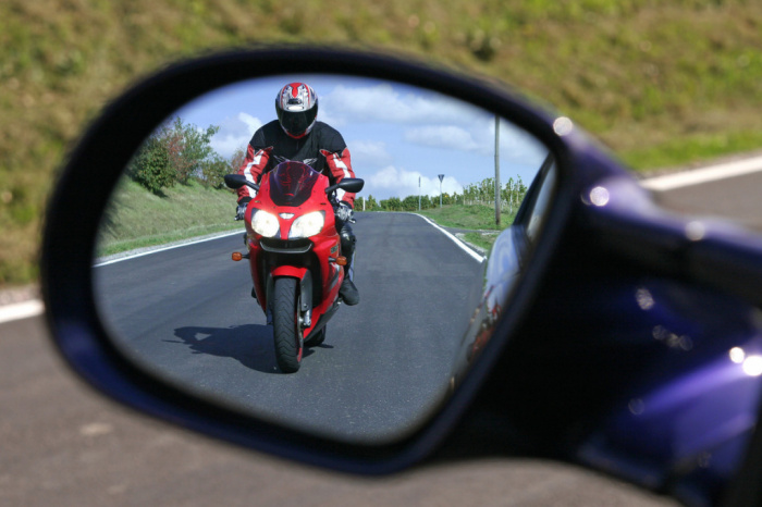 Береги мотоциклистов, смотри в зеркала!